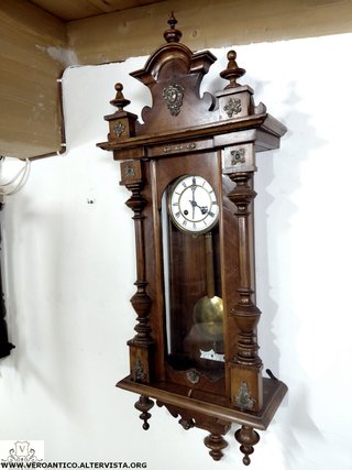 Antico orologio a pendolo funzionante