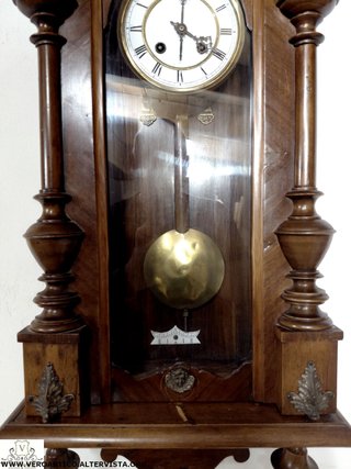 Antico orologio a pendolo funzionante