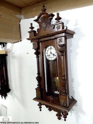 Antico orologio a pendolo funzionante