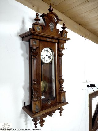 Antico orologio a pendolo funzionante