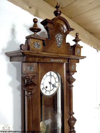 Antico orologio a pendolo funzionante