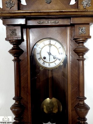 Antico orologio a pendolo funzionante