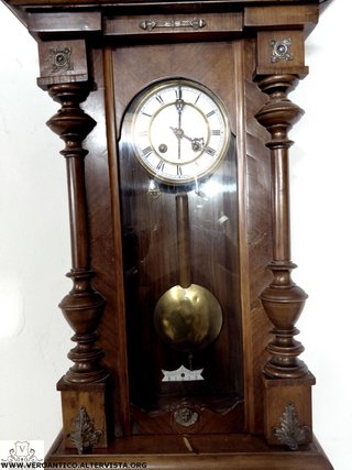 Antico orologio a pendolo funzionante