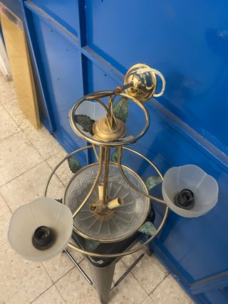 Lámpara de techo dorada con tulipas