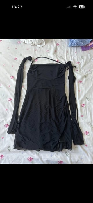 Vestido negro con tirantes largos