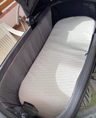 Carrito de bebé gris
