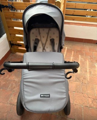 Carrito de bebé gris