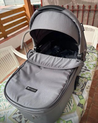 Carrito de bebé gris