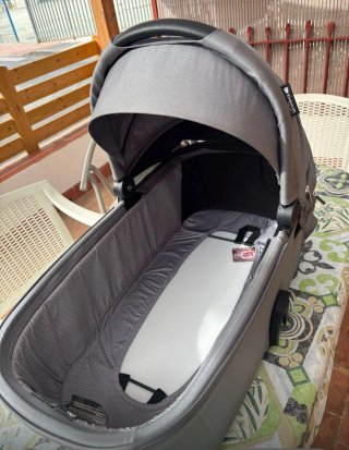 Carrito de bebé gris
