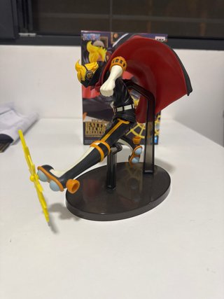 Figura de Sanji de One Piece con gran detallado.