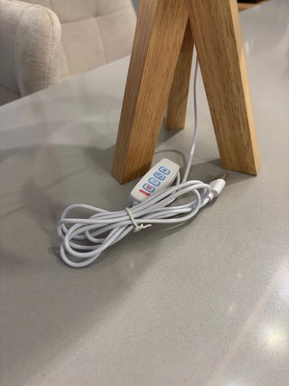 Lámpara de mesa madera y plástico