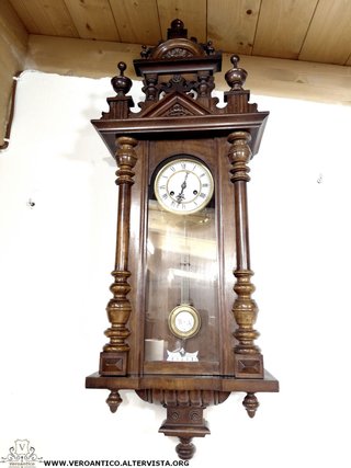 Antico orologio a pendolo in legno