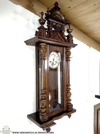 Antico orologio a pendolo in legno