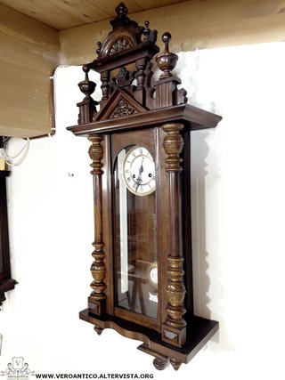 Antico orologio a pendolo in legno
