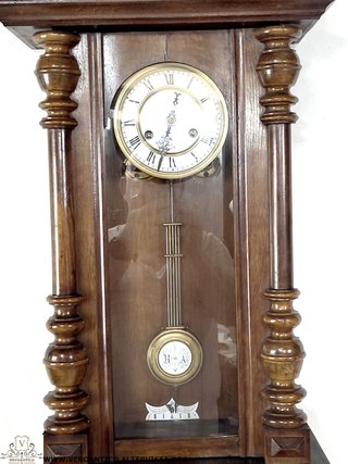 Antico orologio a pendolo in legno