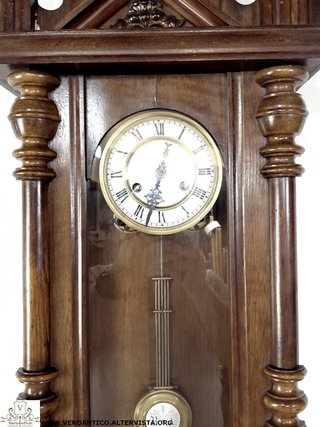 Antico orologio a pendolo in legno