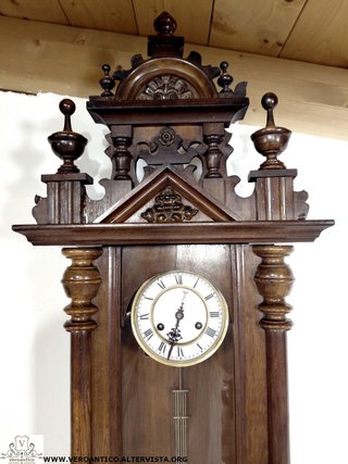 Antico orologio a pendolo in legno