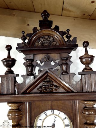 Antico orologio a pendolo in legno