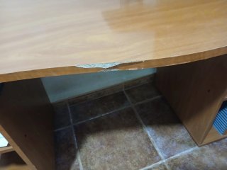 Escritorio de madera marrón