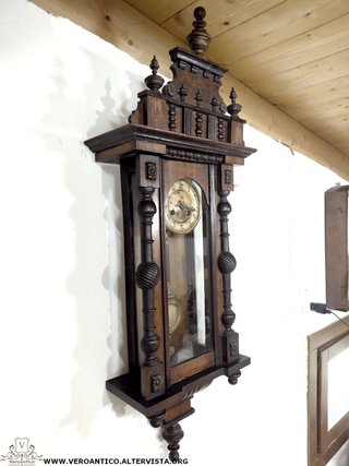 Antico orologio a pendolo funzionante