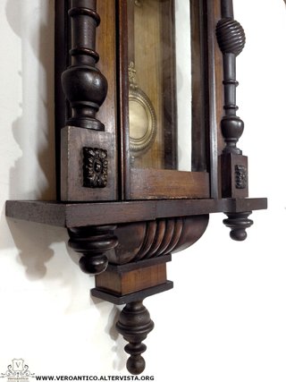 Antico orologio a pendolo funzionante