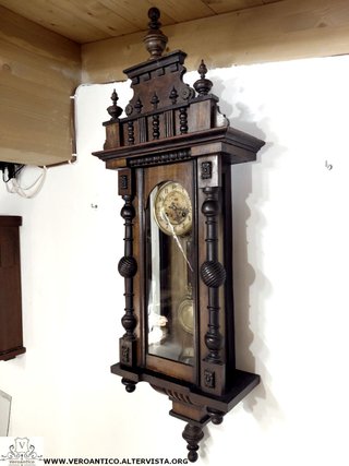 Antico orologio a pendolo funzionante