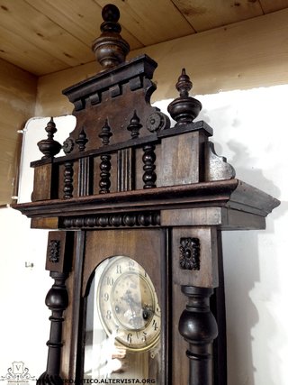 Antico orologio a pendolo funzionante