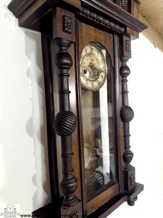 Antico orologio a pendolo funzionante