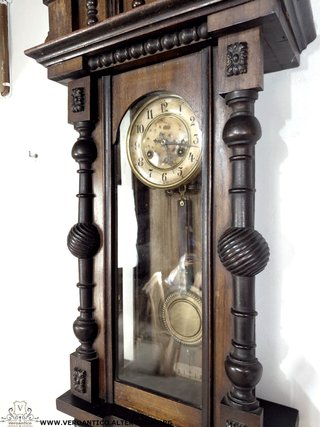 Antico orologio a pendolo funzionante