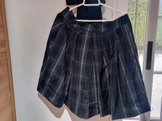 Falda de cuadros gris y negra