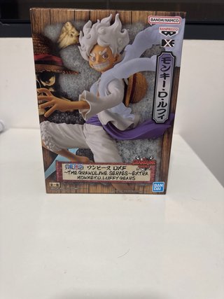 Figura Luffy de One Piece con gran detallado.