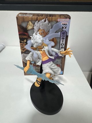 Figura Luffy de One Piece con gran detallado.