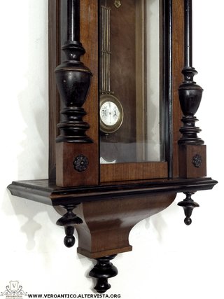Antico orologio a pendolo funzionante