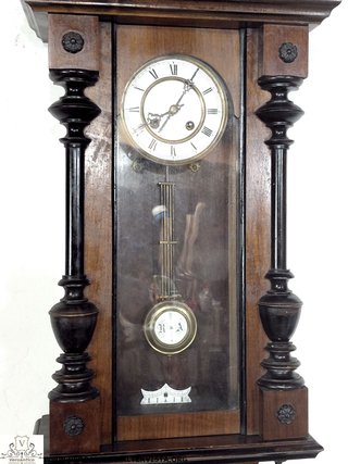 Antico orologio a pendolo funzionante