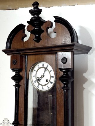 Antico orologio a pendolo funzionante
