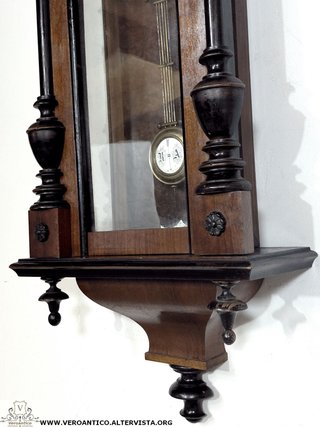 Antico orologio a pendolo funzionante