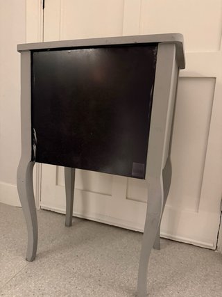 Mesa auxiliar de madera gris