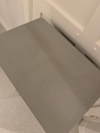 Mesa auxiliar de madera gris