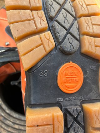 Botas de montaña naranjas y negras