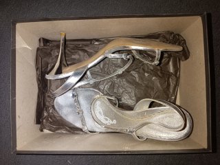 Sandalias de tacón plateadas con pedrería