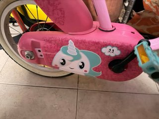 Bicicleta infantil rosa con cesta