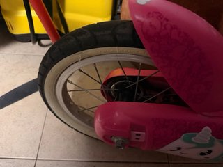 Bicicleta infantil rosa con cesta