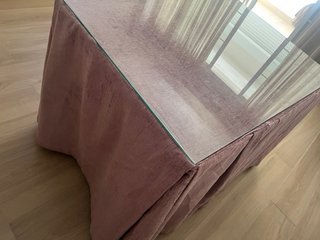 Mesa de hierro forjado con cristales y camillas