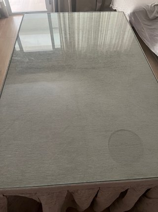 Mesa de hierro forjado con cristales y camillas