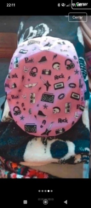Boina rosa con estampado rock