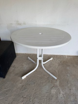 Mesa redonda exterior blanca
