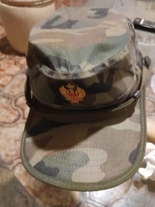 Gorra militar camuflaje con escudo