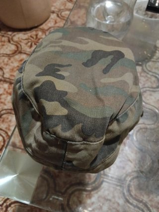 Gorra militar camuflaje con escudo