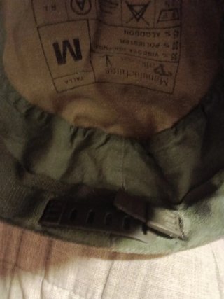 Gorra militar camuflaje con escudo