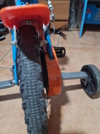 Bicicleta infantil con ruedines